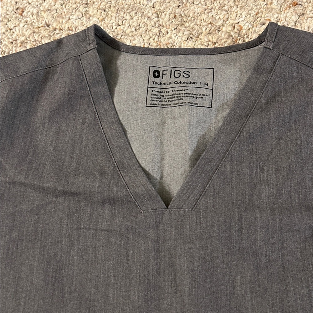 FIGS Technical Collection Scrub Top – Women’s Medium, Excellent Condition - Picture 7 of 14